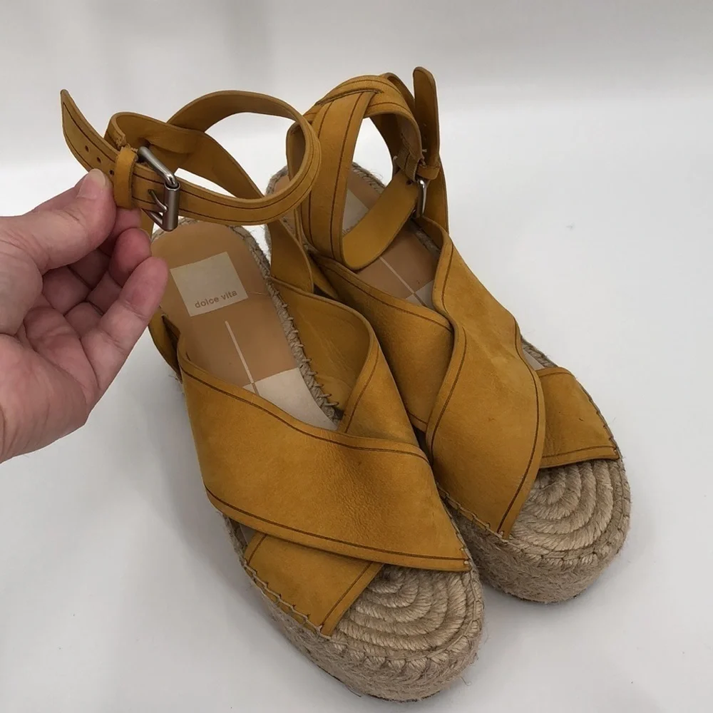 Dolce Vida Cassie Size 8.5 Honey Nubuck Vegan Leather Buckle Platform Sandals
